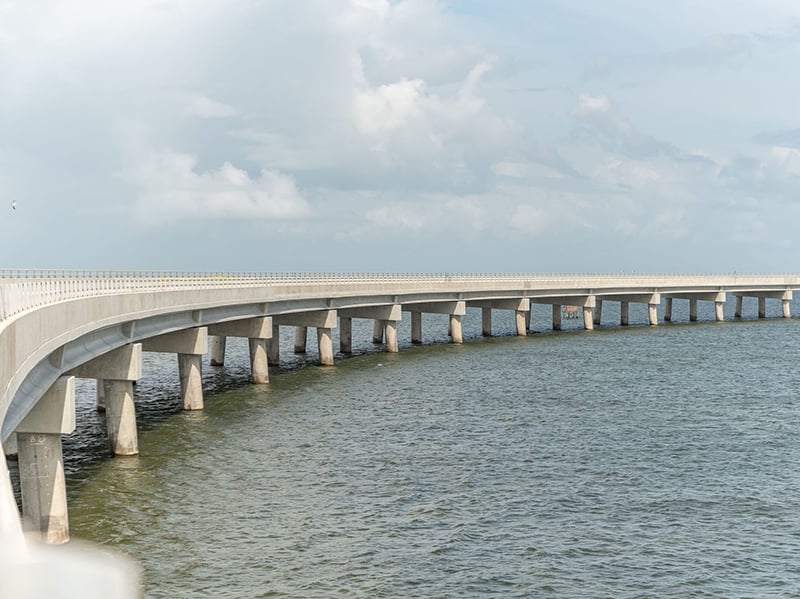 https://edge.sitecorecloud.io/cimicgroupl6308-fdcorpxmclo088b-productioneda2-a2bc/media/project/cimic/flatiron/projects/bridges/rodanthe-bridge/800x590/complete-bridge---standing-on-bridge.jpg?h=599&iar=0&w=800