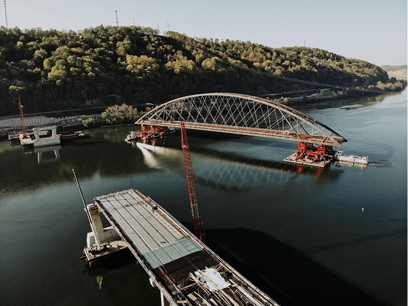 https://edge.sitecorecloud.io/cimicgroupl6308-fdcorpxmclo088b-productioneda2-a2bc/media/project/cimic/flatiron/projects/bridges/wellsburg-bridge/800x590/wellsburg-bridge-main-span-arriving-at-piers.jpg?h=599&iar=0&w=800