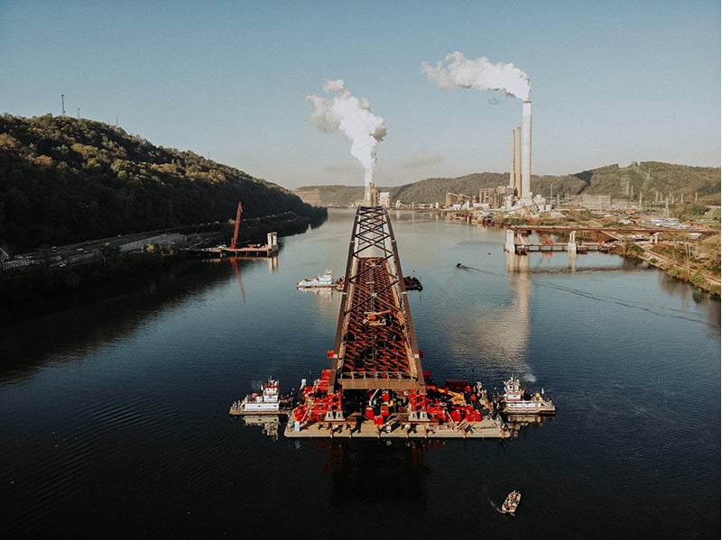 https://edge.sitecorecloud.io/cimicgroupl6308-fdcorpxmclo088b-productioneda2-a2bc/media/project/cimic/flatiron/projects/bridges/wellsburg-bridge/800x590/wellsburg-bridge-main-span-floating-drone.jpg?h=599&iar=0&w=800