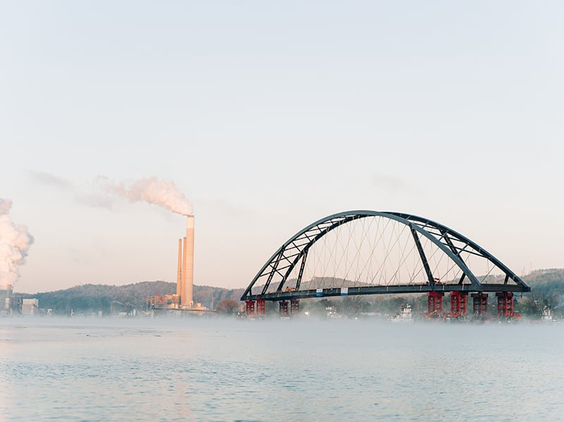 https://edge.sitecorecloud.io/cimicgroupl6308-fdcorpxmclo088b-productioneda2-a2bc/media/project/cimic/flatiron/projects/bridges/wellsburg-bridge/800x590/wellsburg-bridge-main-span-floating.jpg?h=599&iar=0&w=800