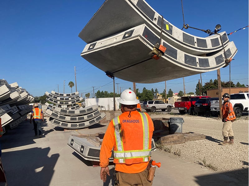 https://edge.sitecorecloud.io/cimicgroupl6308-fdcorpxmclo088b-productioneda2-a2bc/media/project/cimic/flatiron/projects/tunneling/los-angeles-effluent-outfall-tunnel/800x590/unloading-segments.jpg?h=599&iar=0&w=800