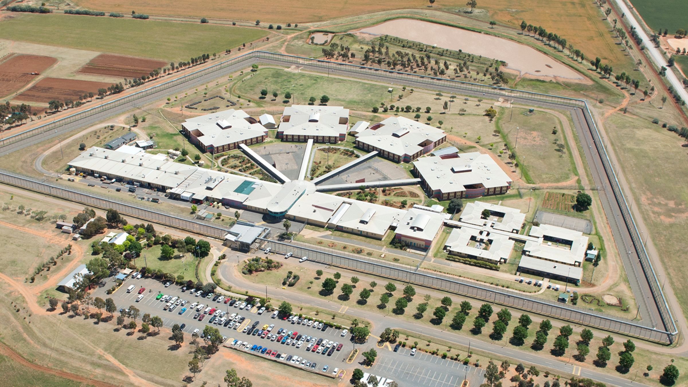 https://edge.sitecorecloud.io/cimicgroupl634d-cimicxmcloud-production-16eb/media/project/cimic/cpb/4-project-images/2017/junee-correctional-centre-2400x1350.jpg?h=1350&iar=0&w=2400
