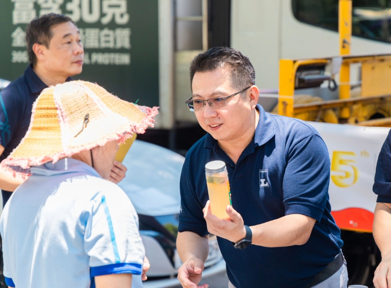 Leighton Asia Hong Kong distributes meals for Lo Pan Rice Campaign