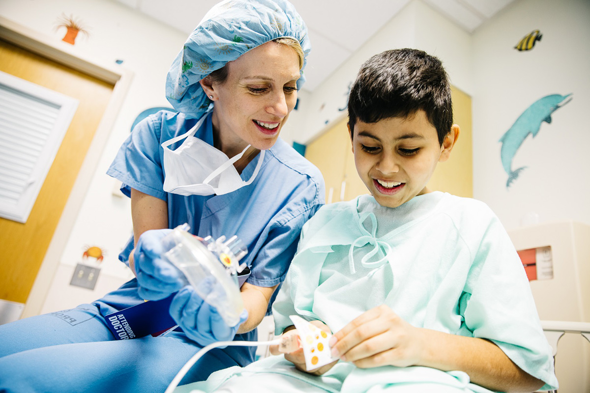 An anesthesiologist helps a patient prepare for anesthesia. 