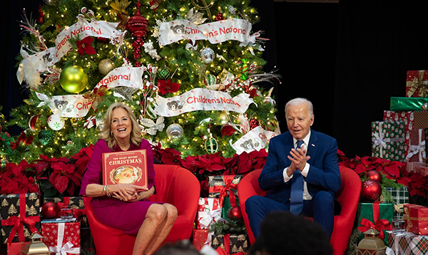 Frist Lady and President Biden reading to children