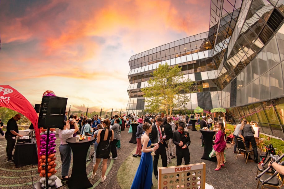 Dunkin Prom in Healing Garden