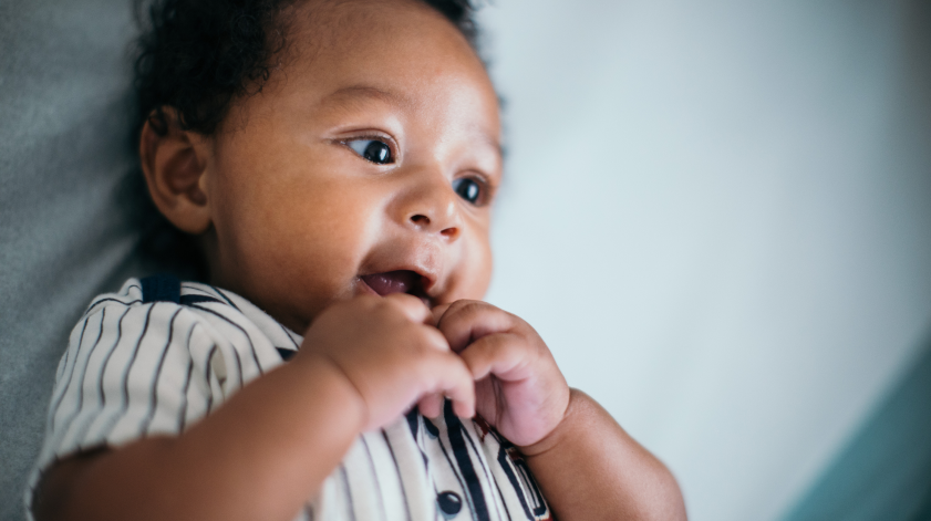 Niño pequeño sonriendo