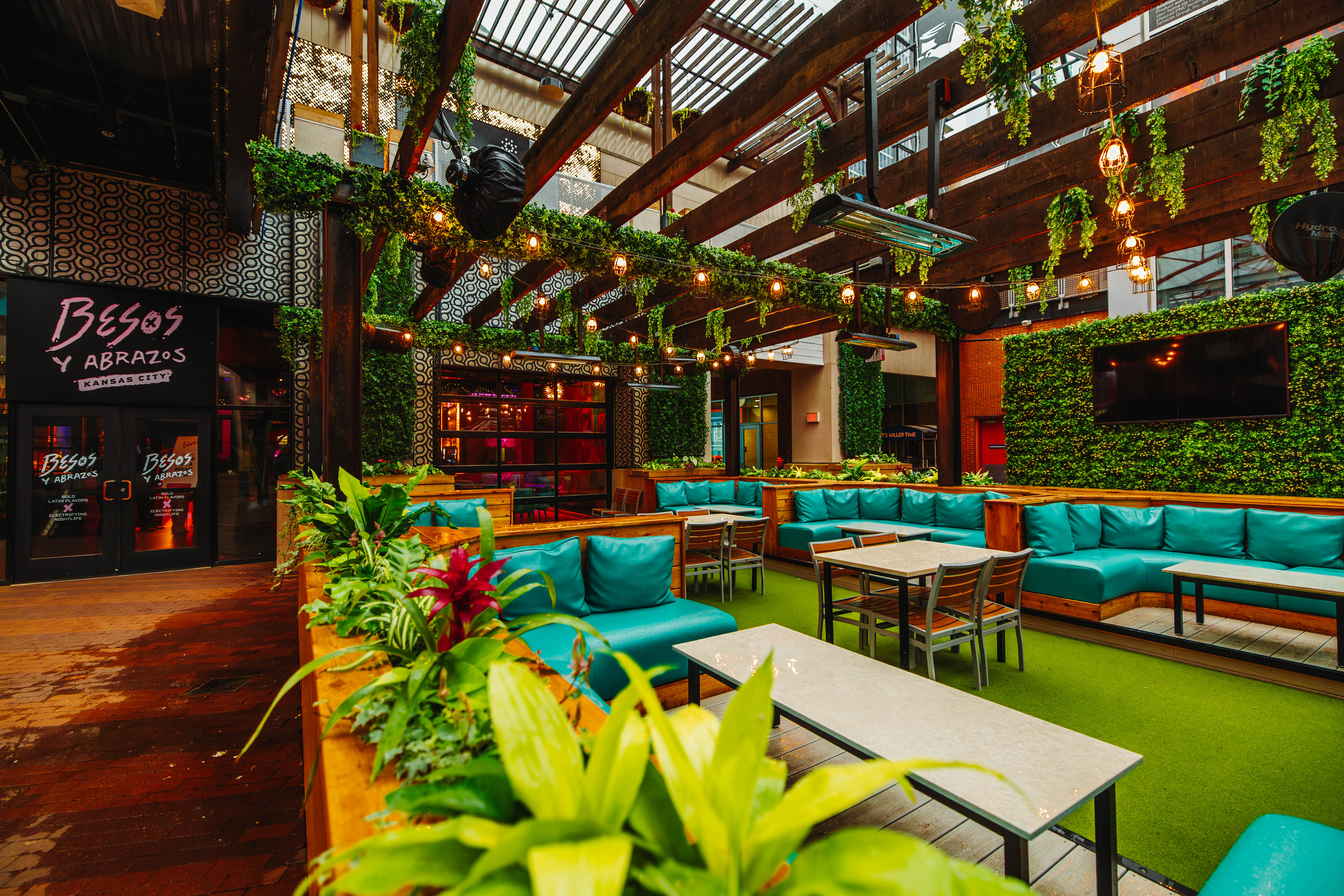 Besos y Abrazos Patio