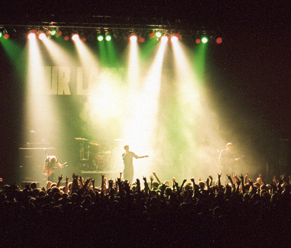 BP_VerizonTheater_CrowdShot_410x350