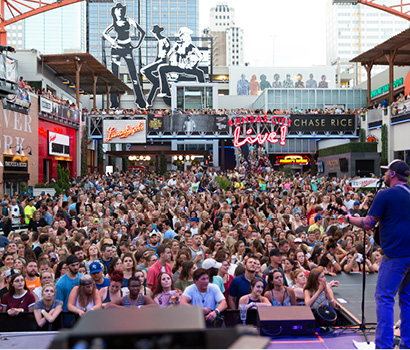 PLDNEWKCLiveCrowdCountry410*350