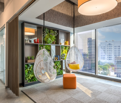 SPKStlHangingChairsEmptyNEW410*350