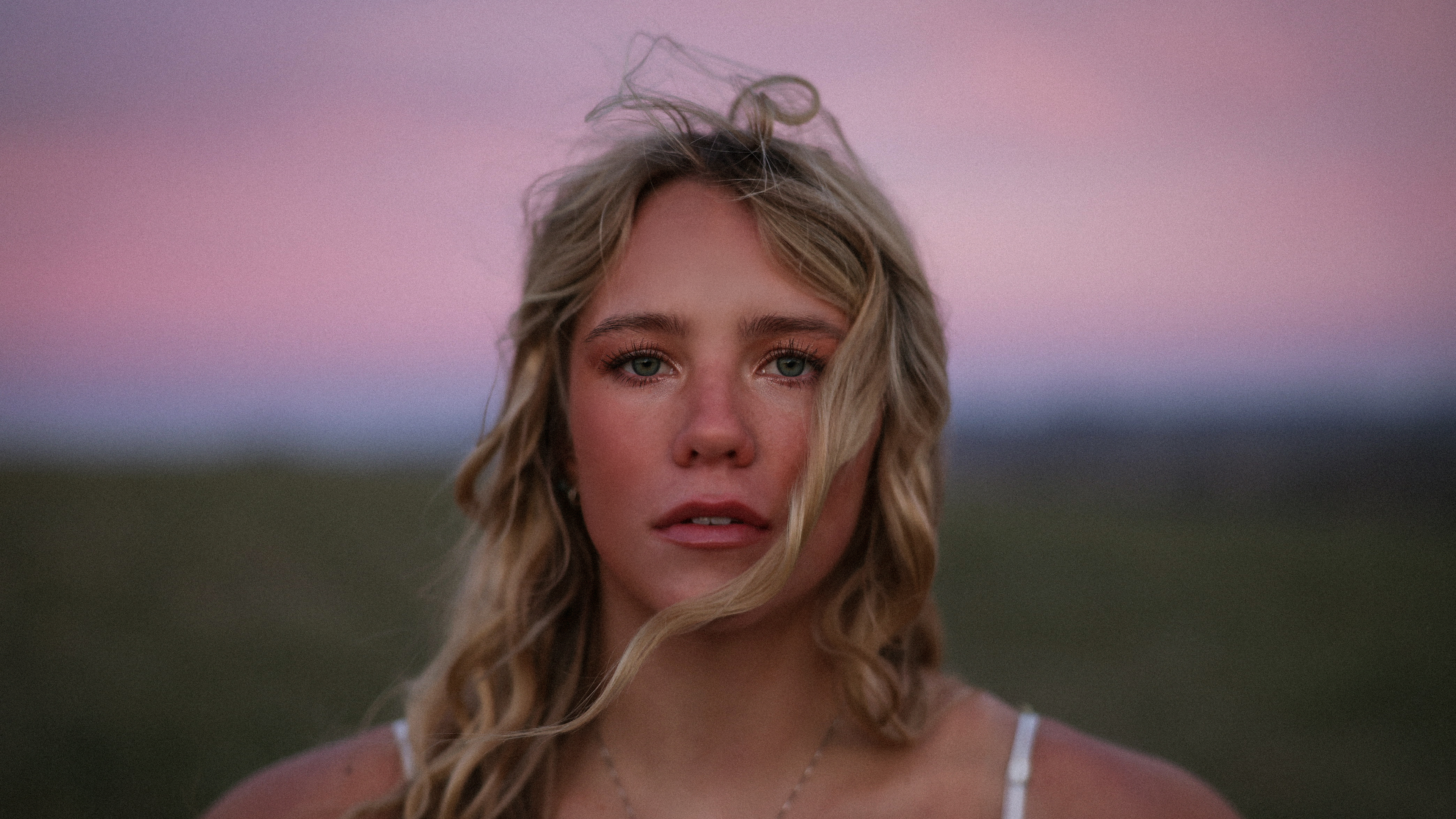 Avery Anna head shot with pastel background.