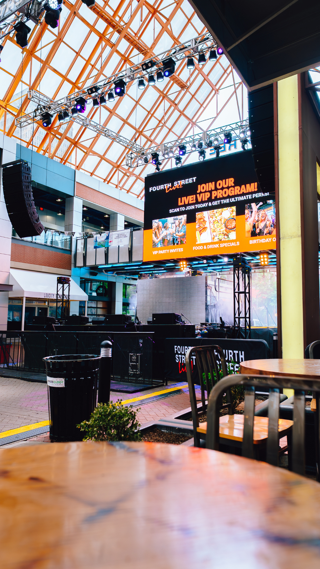 An image of the Sports and Social patio tables facing the stage.