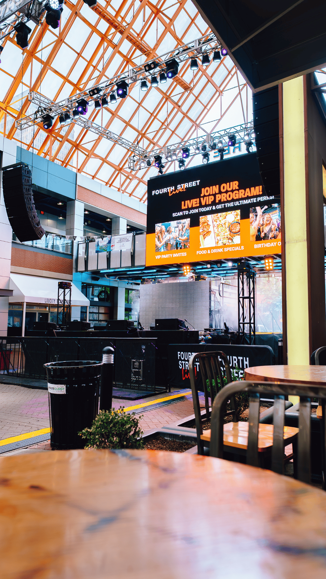 An image of the Sports and Social patio tables facing the stage.