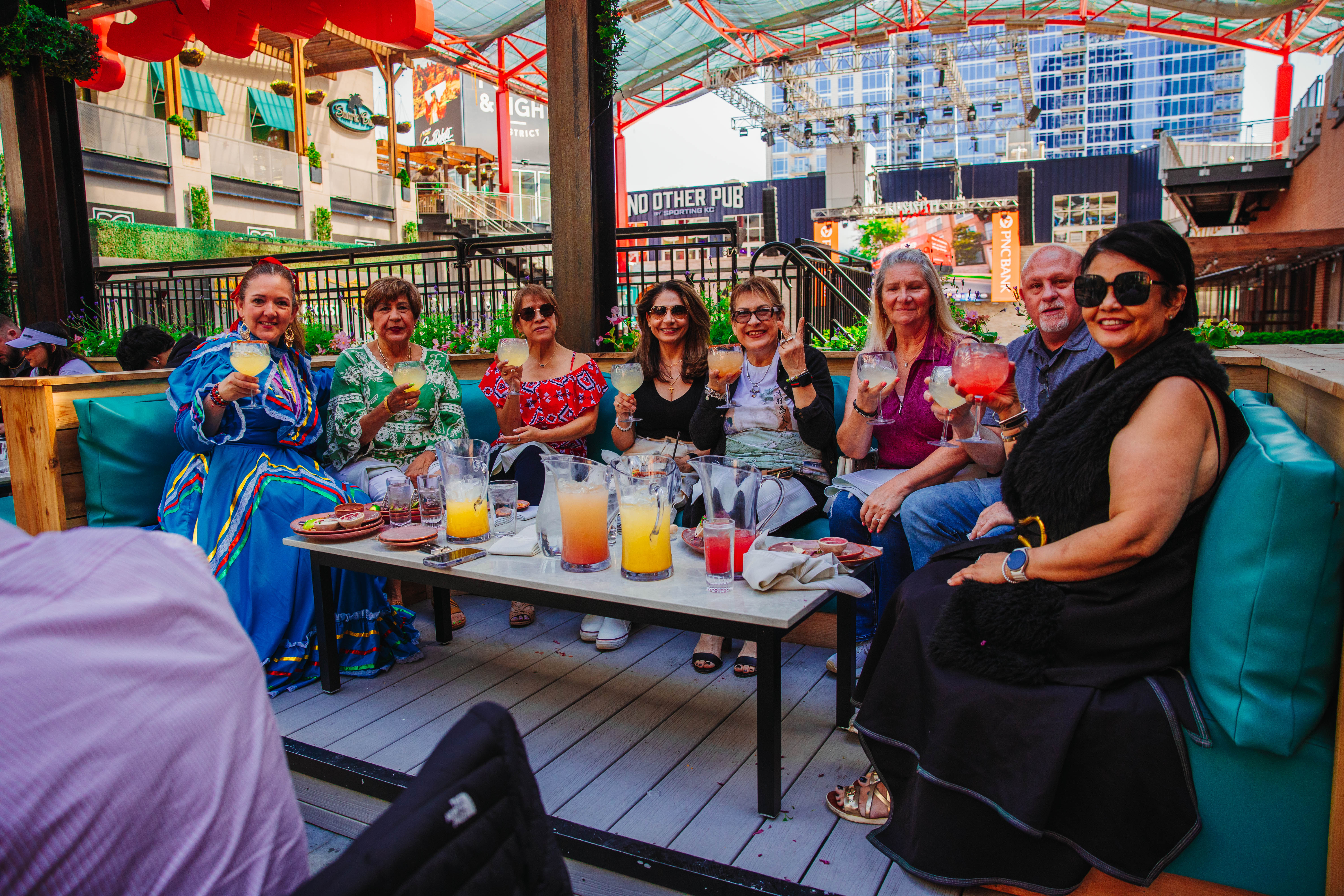 Besos Y Abrazos Patio