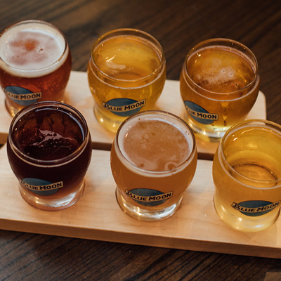 Blue Moon Beer Flight with six pint glasses.