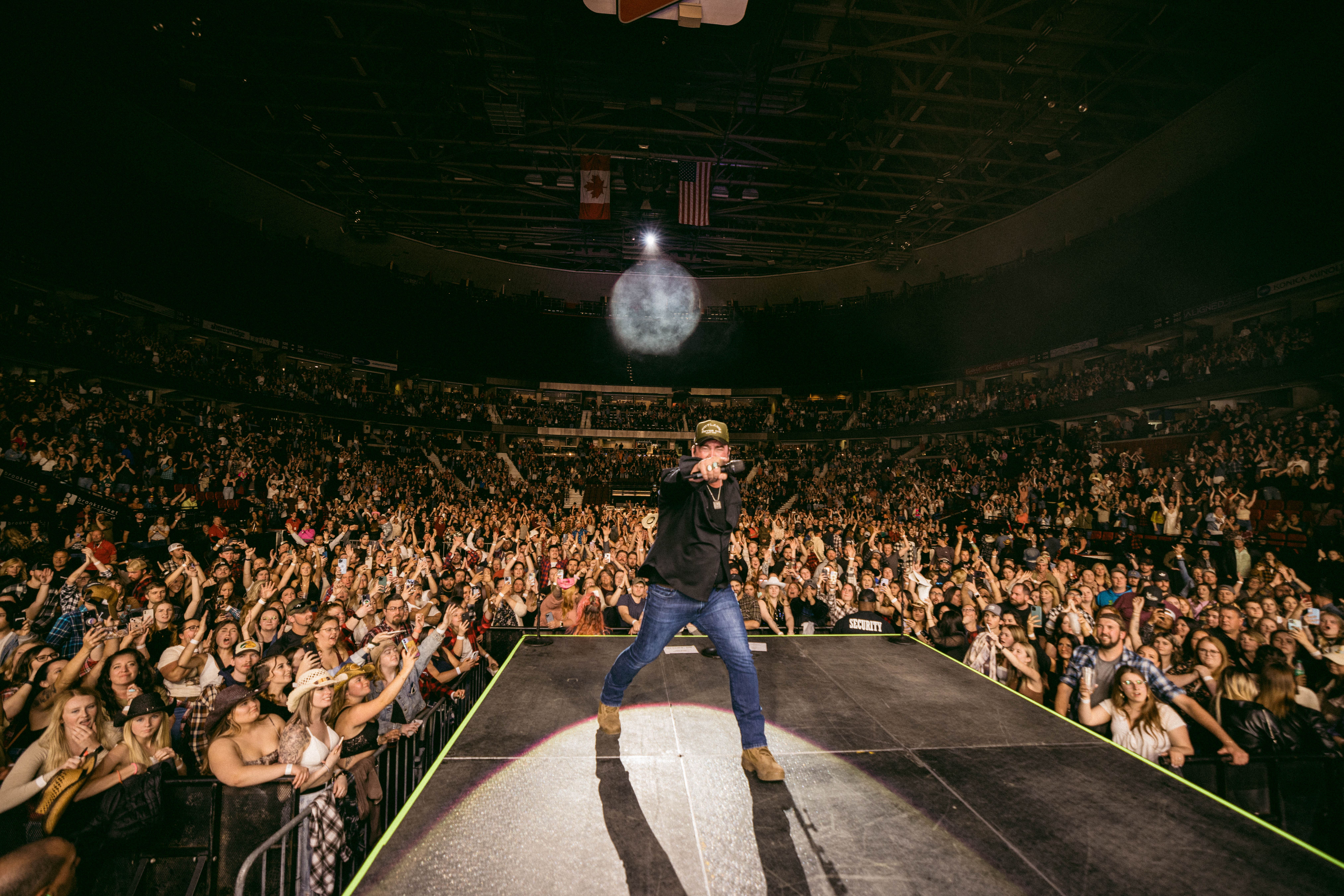Lee Brice in concert