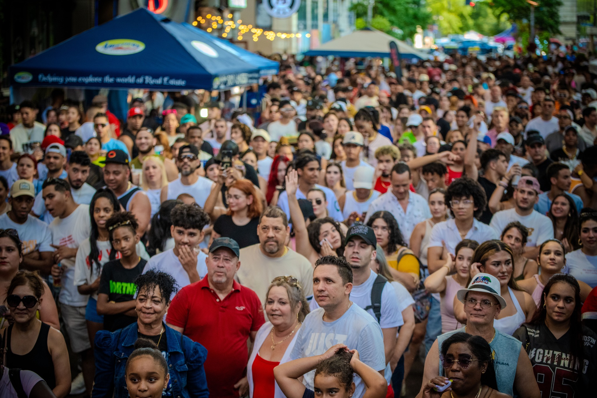 An image of a packed crowd at Carnavles de Sweet Havana.