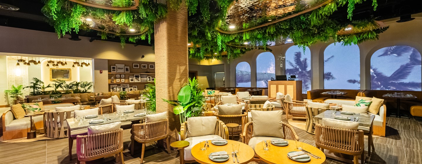 Live! at the Pointe Orlando Palm Tree Club bar next to dining area.