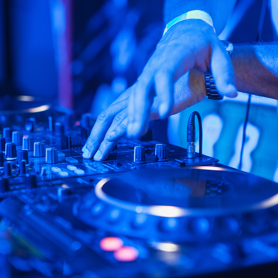 DJ