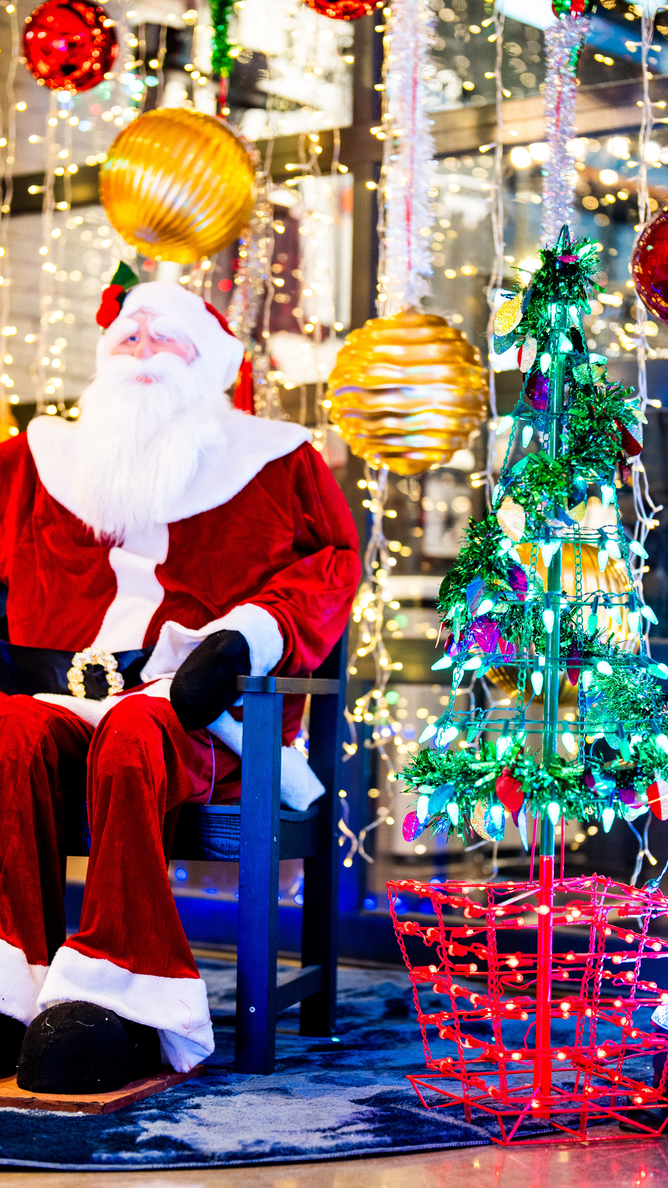 Santa Miracle Decor
