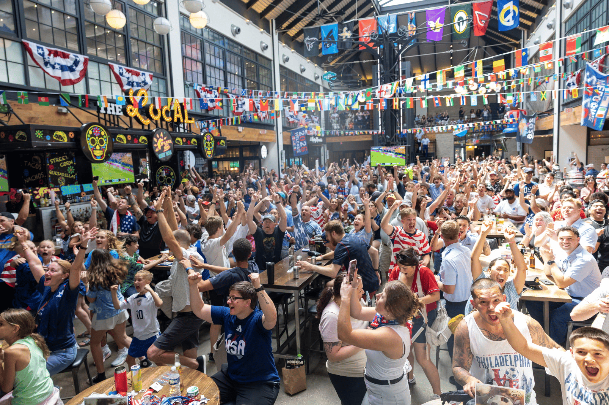 Sports Watch Waterside District Full Crowd in Market