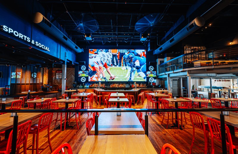 Sports & Social at Live! at the Pointe Orlando has the biggest screens, elevated game day food favorites, and great drink selection for sports watch, late night, and more!