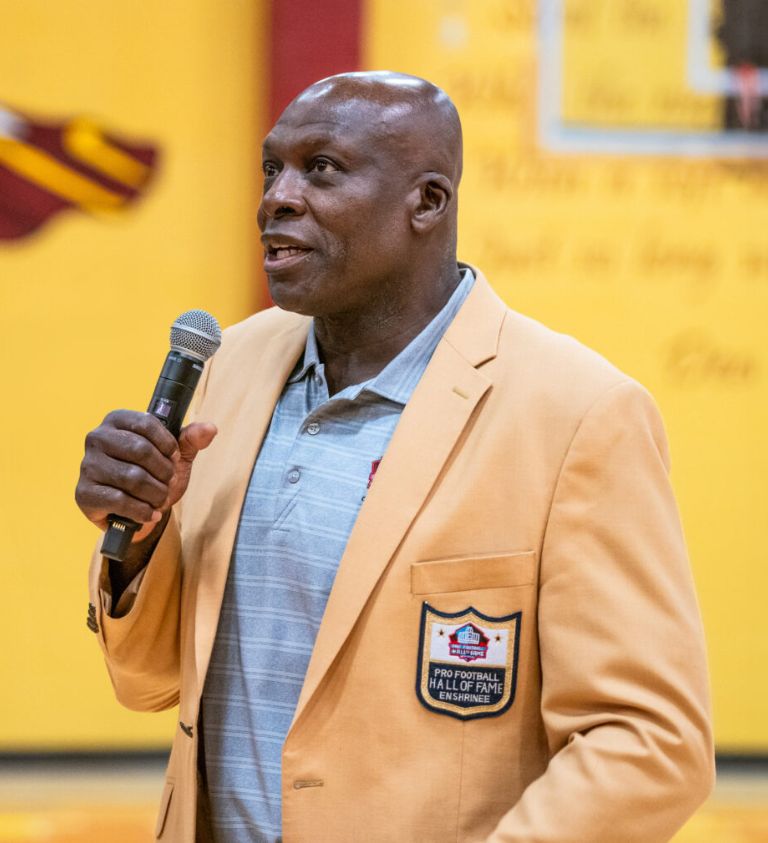 Image of NFL Hall of Fame player Bruce Smith giving a speech