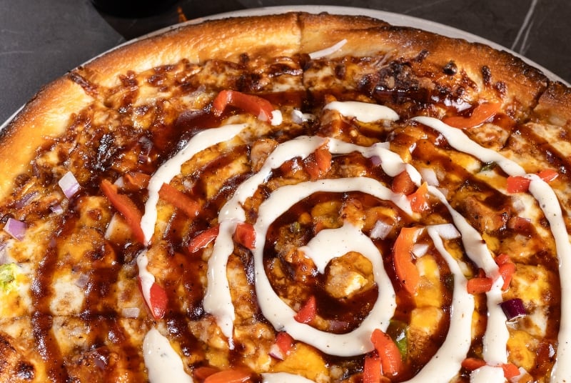 bbq chicken pizza alt image