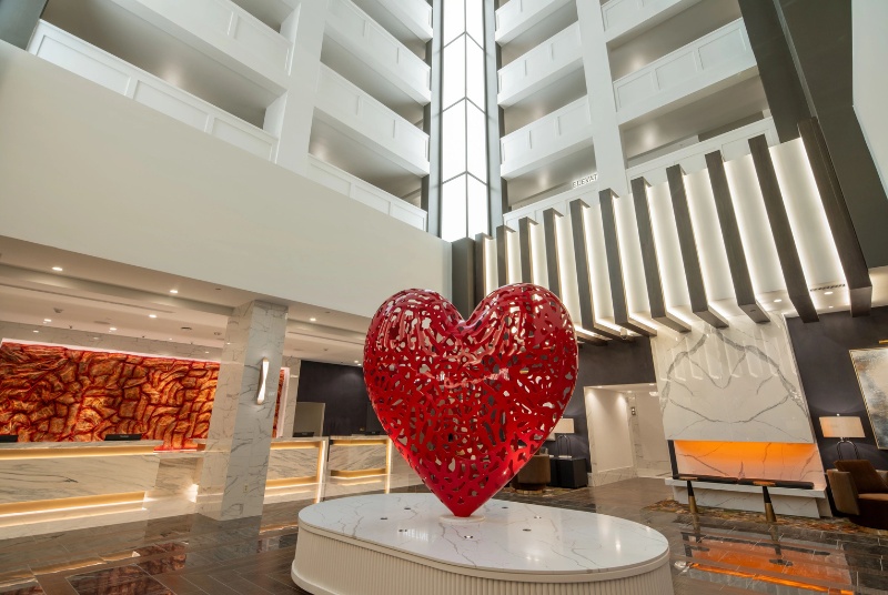 Louisiana Casino and Hotel main lobby with large heart sculpture