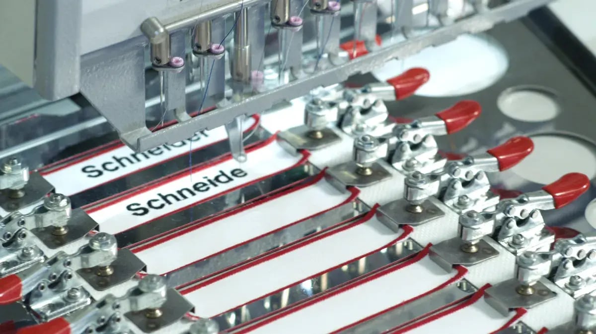 Logo-Service für Elektriker:innen Arbeitskleidung