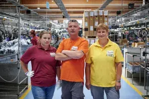 verschiedene_teams_tragen_verschiedene_farben_arbeitskleidung