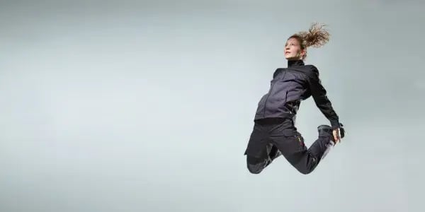 CWS_220_female_model_grey 156_16-9 2_small.jpg