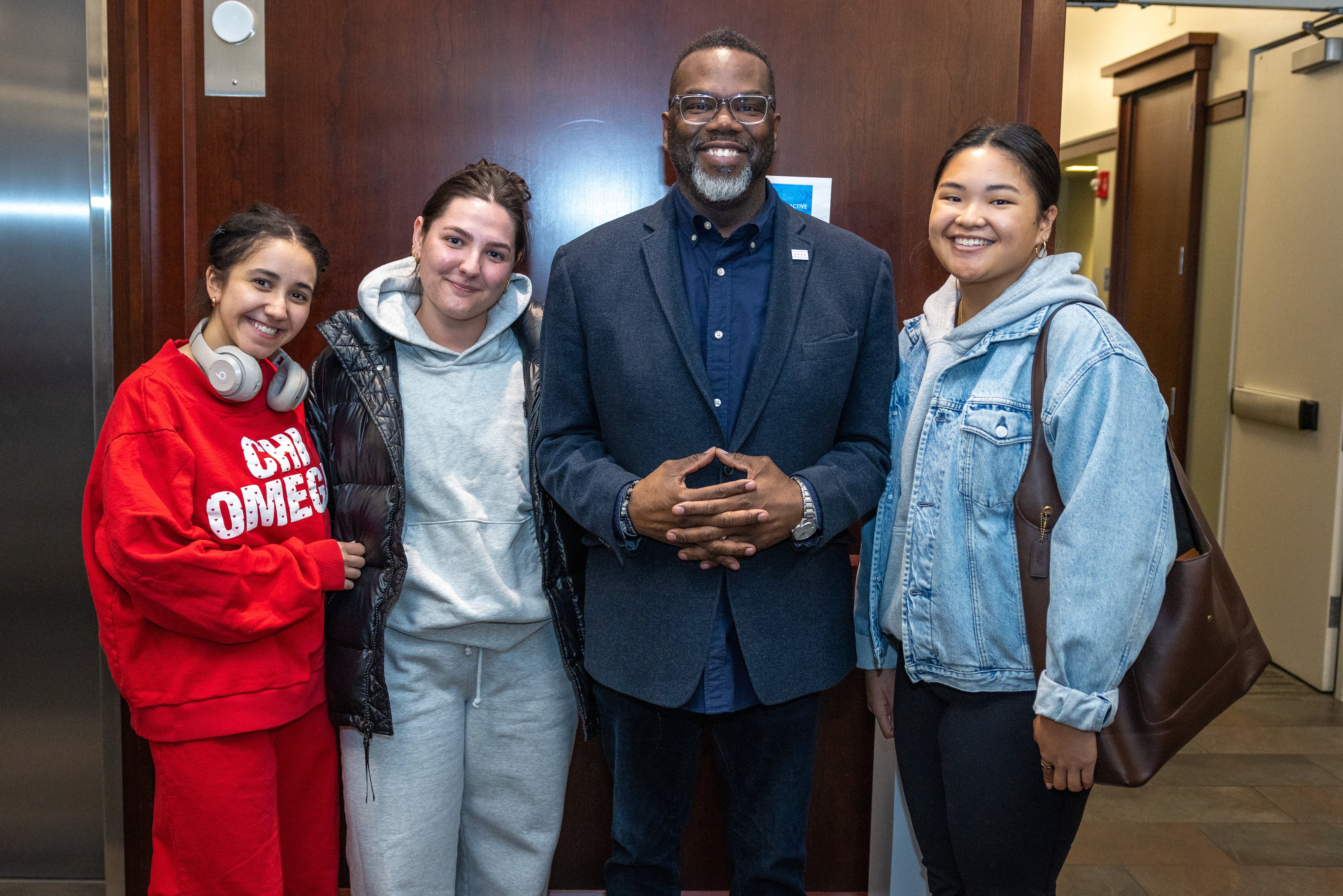 Chicago Mayor Brandon Johnson poses with students before his Lakeside Chat on the Lincoln Park Campus.