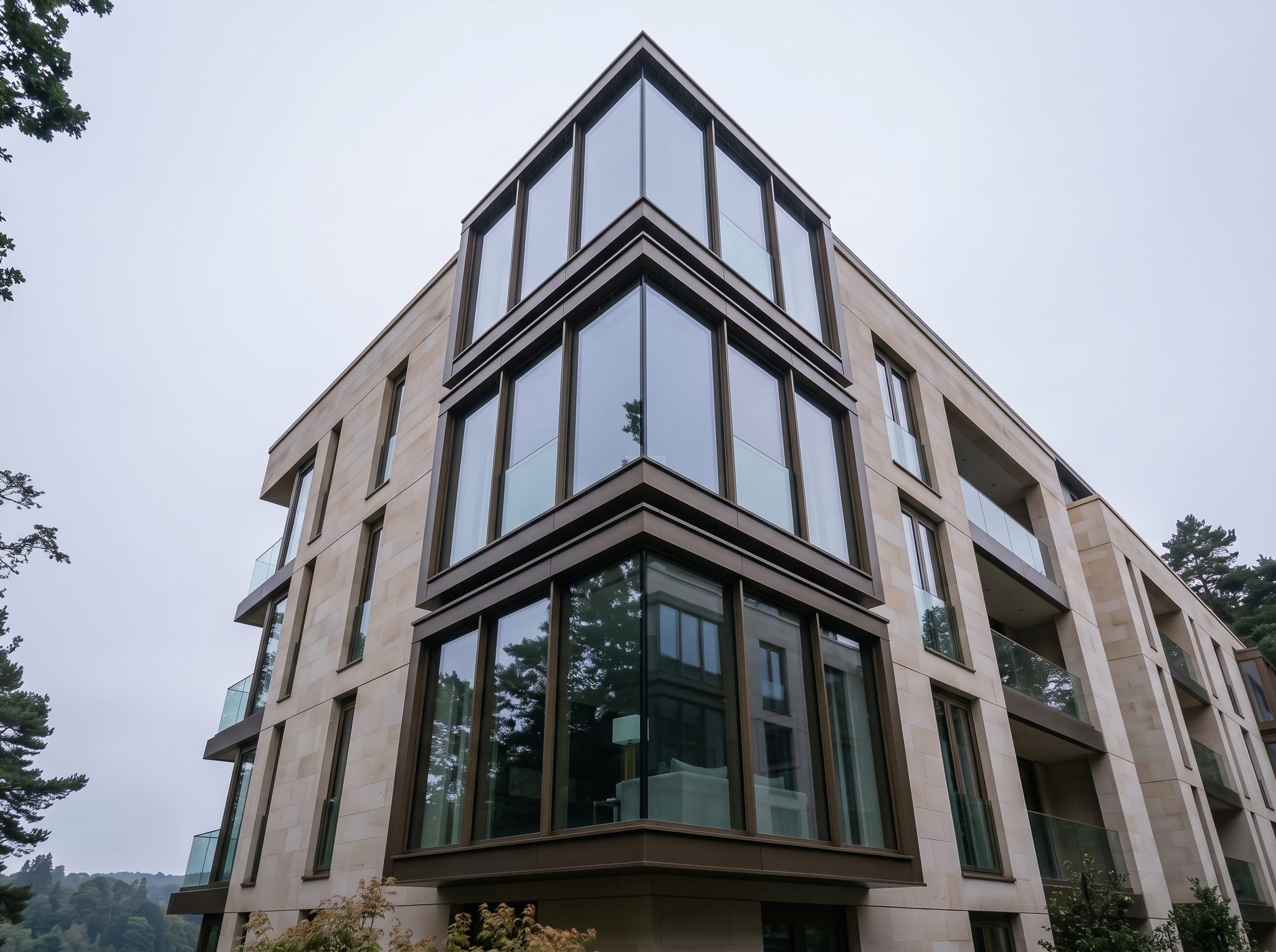 The stacked corner bay windows at Höhenweg 12, each turned to the lake
