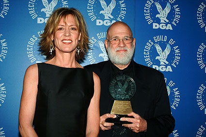 Kagan and Lahti show the award to the press.