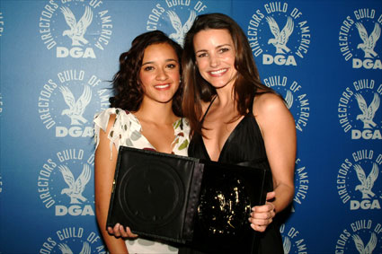 Keisha Castle-Hughes and Kristin Davis want to make sure Van Patten gets a good picture of his award.