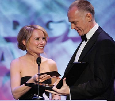 Amy Ryan presents the Dramatic Series Night Award to Alan Taylor.