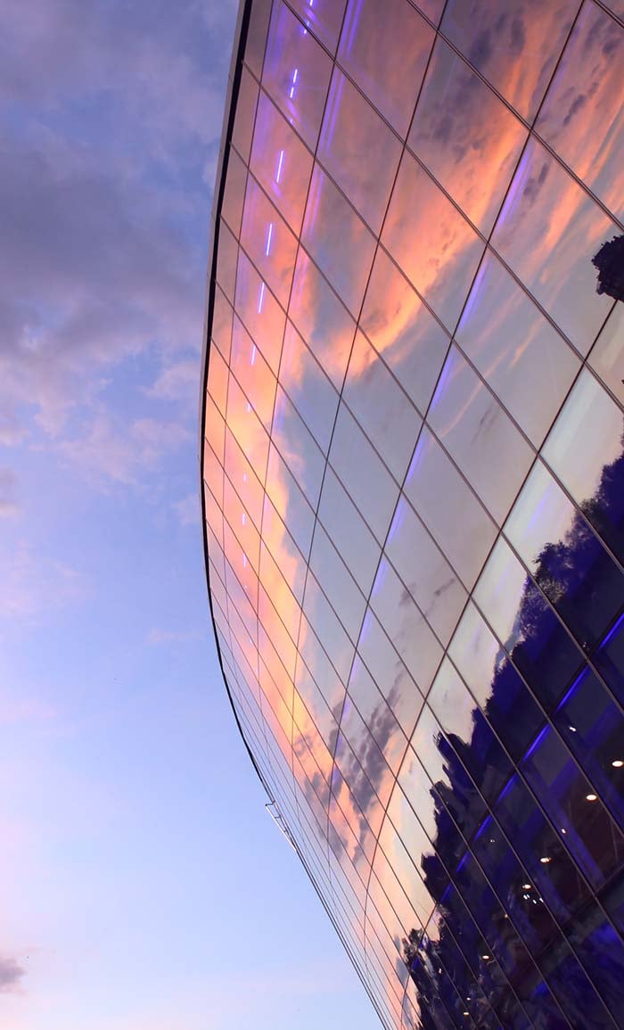 Reflection_in_modern_building_N_2371_700x1155