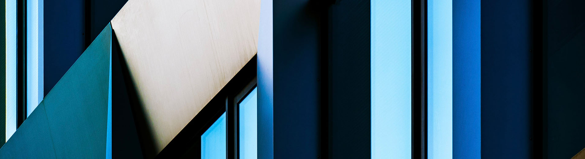 Abstract_close-up_of_modern_building_facade_with_angular_patterns_and_reflective_blue_windows_PPT
