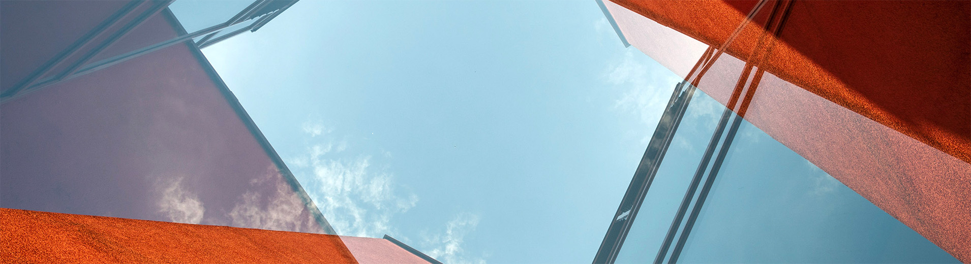 Abstract_red_building_blue_sky_PPT 1910520