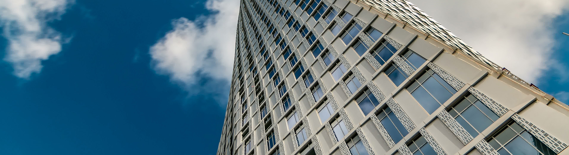 Cayan_Tower_Dubai_P_1067_1910x520