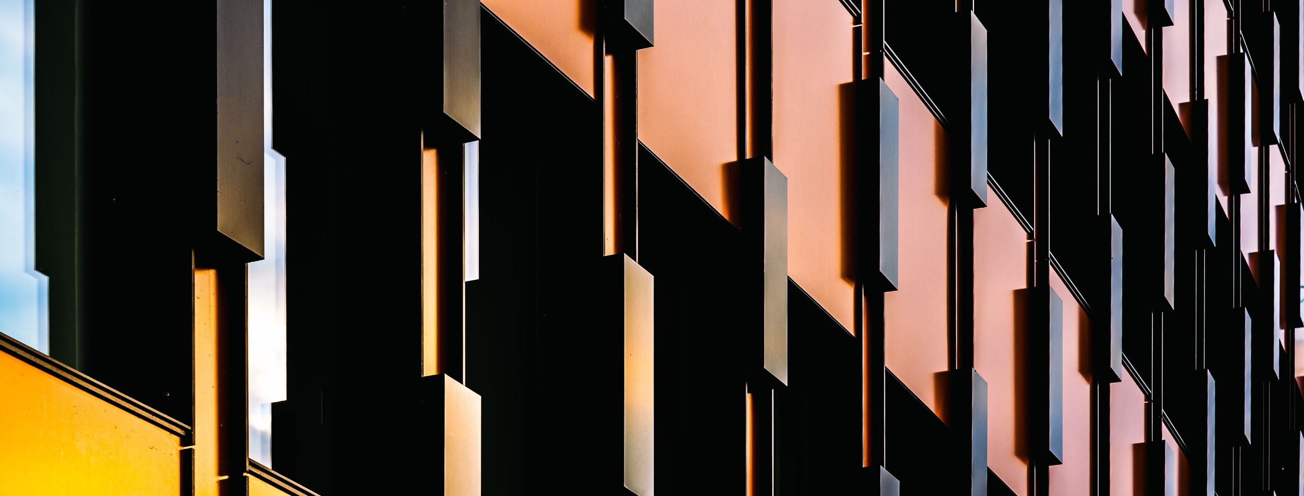 Modern_facade_with_geometric_patterns_and_reflective_windows