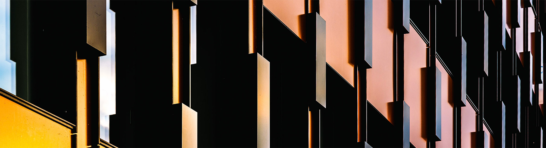 Modern_facade_with_geometric_patterns_and_reflective_windows_PPT (1)