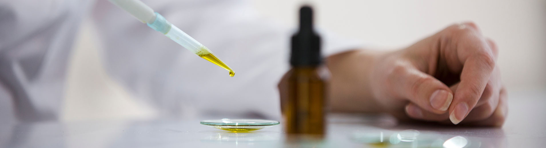 Testing CBD oil_S_2033