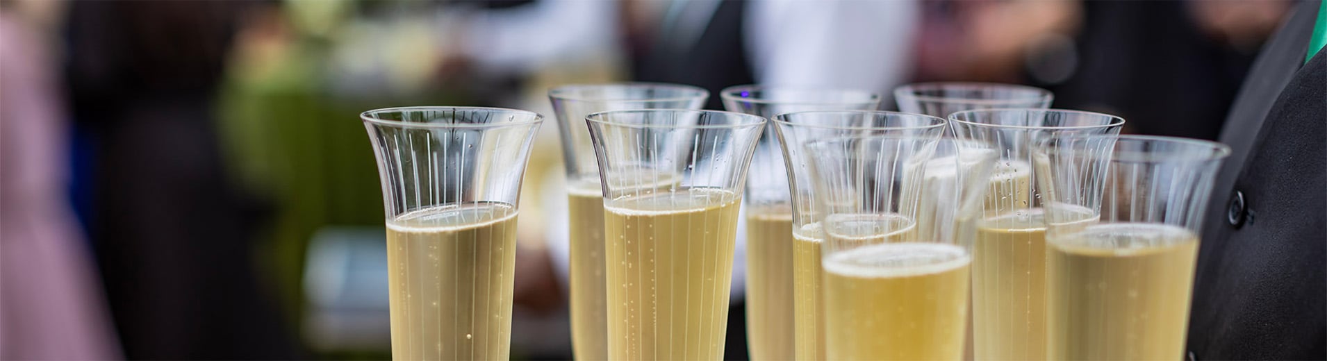 Tray_of_full_champagne_flutes_PPT