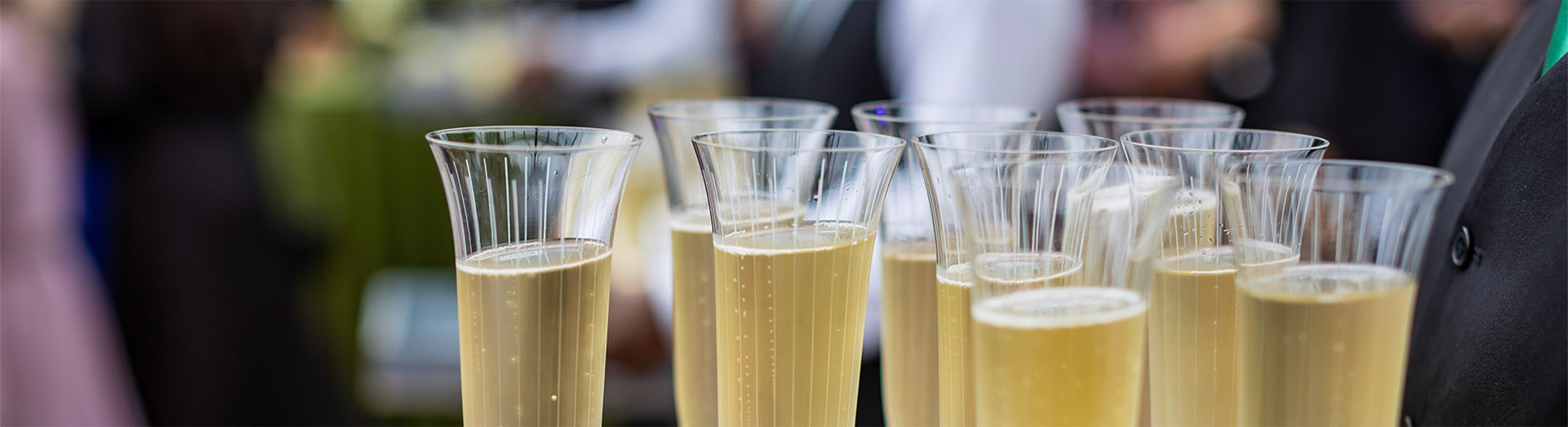 Tray_of_full_champagne_flutes_PPT