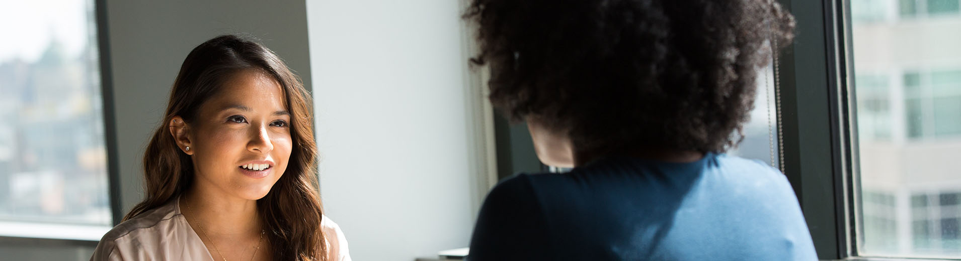 Two_women_sitting_on_chairs_S_2187