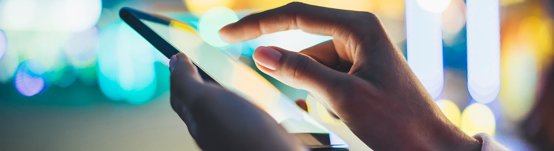 Woman_holding_smartphone_S_0814