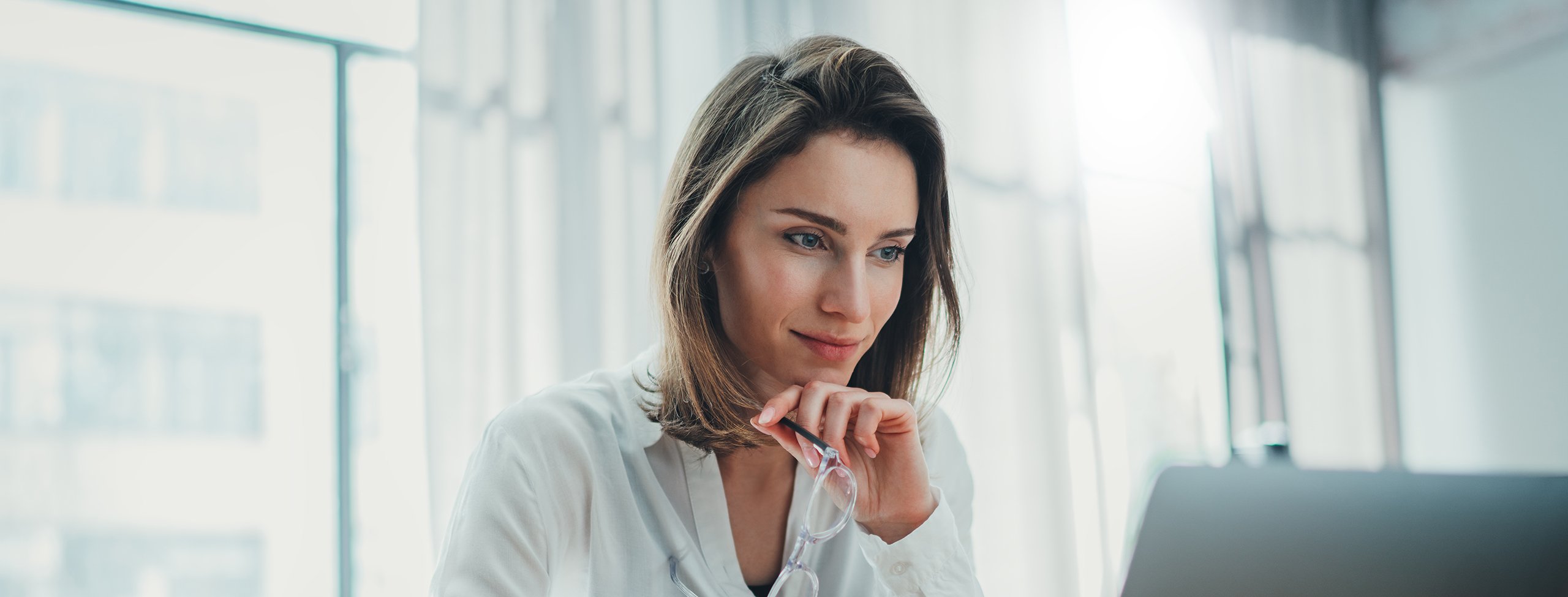 Woman_on_laptop_N_2261